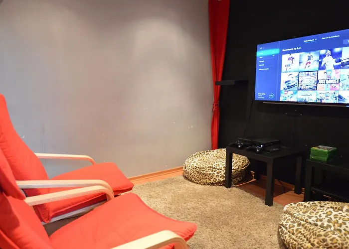 Delightful In With Private Garden מלון