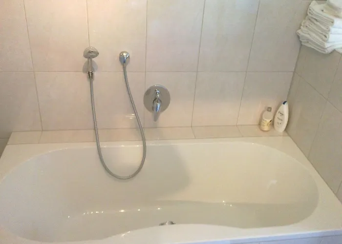 מלון Delightful In With Private Garden 3*