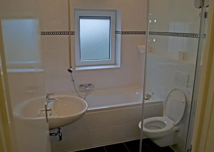 Delightful In With Private Garden מלון 3*