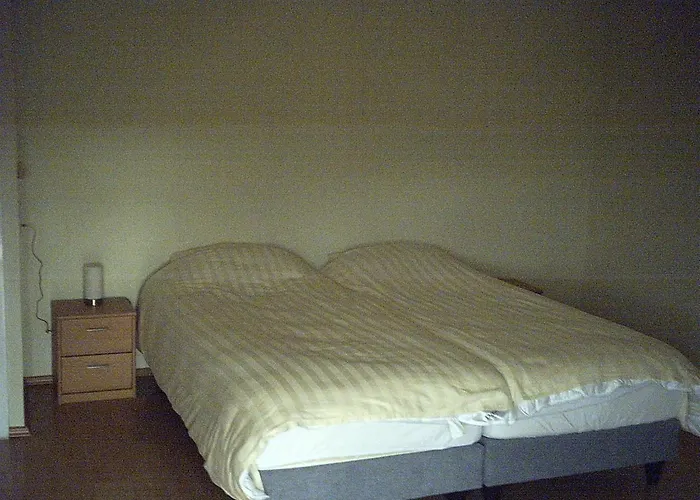 מלון Delightful In With Private Garden 3*